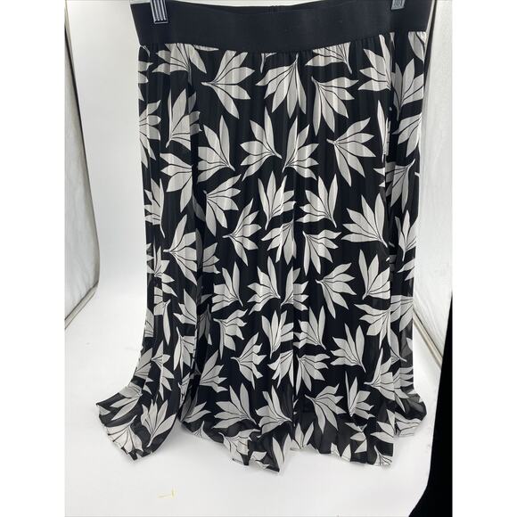Ann Taylor Dresses & Skirts - Ann Taylor Black and White Fan Floral Chiffon Pleated Skirt Size M